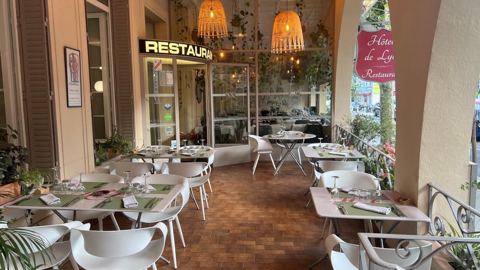 Logis Hotel Restaurant Grand Hotel De Lyon Vals-les-Bains Bagian luar foto