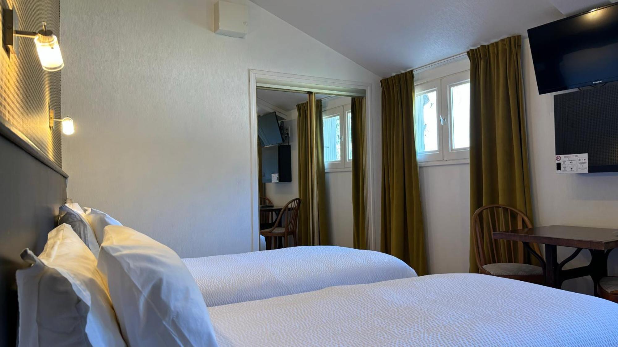 Logis Hotel Restaurant Grand Hotel De Lyon Vals-les-Bains Bagian luar foto