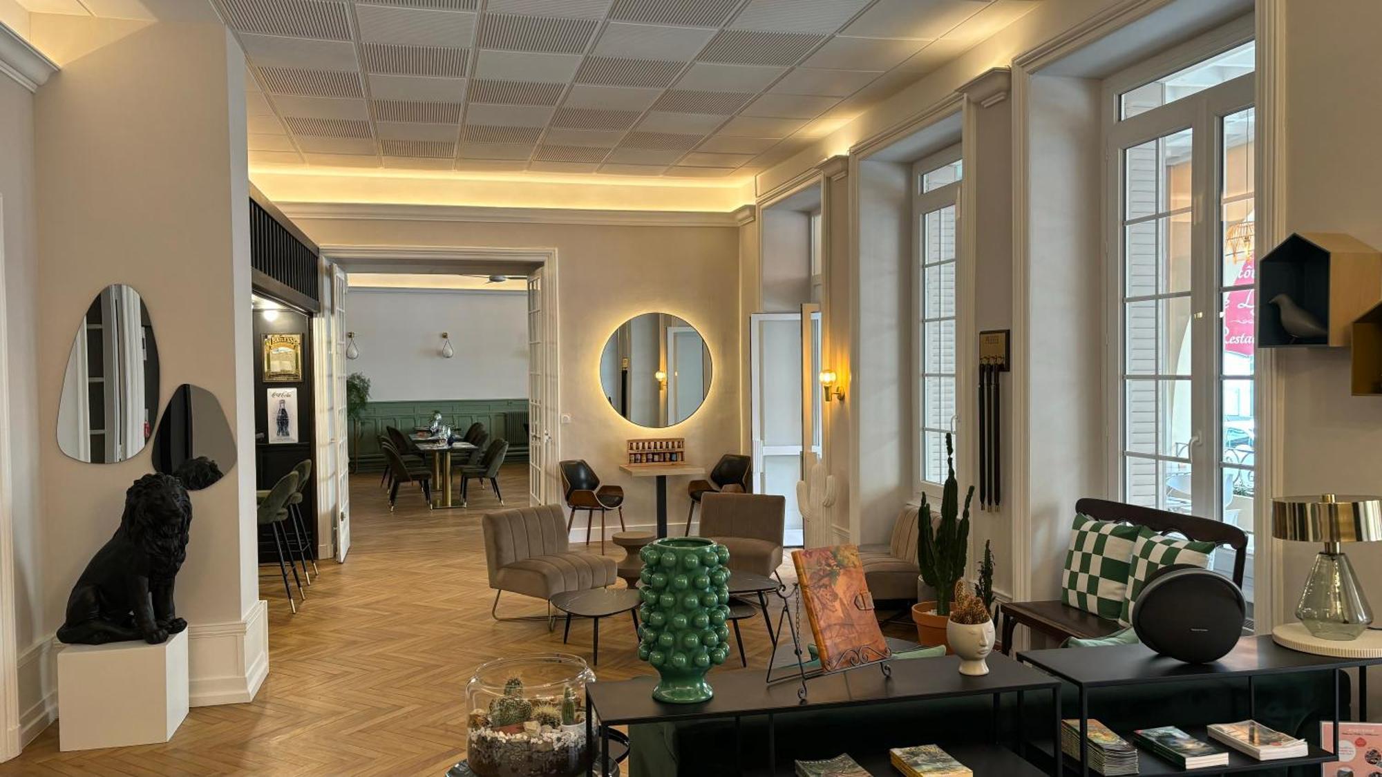 Logis Hotel Restaurant Grand Hotel De Lyon Vals-les-Bains Bagian luar foto
