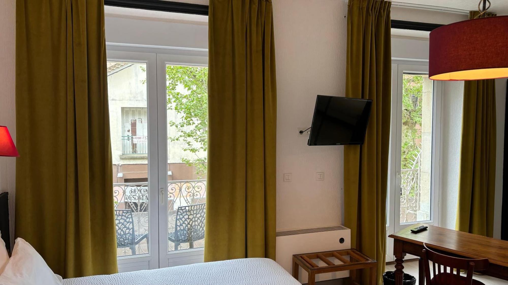 Logis Hotel Restaurant Grand Hotel De Lyon Vals-les-Bains Bagian luar foto