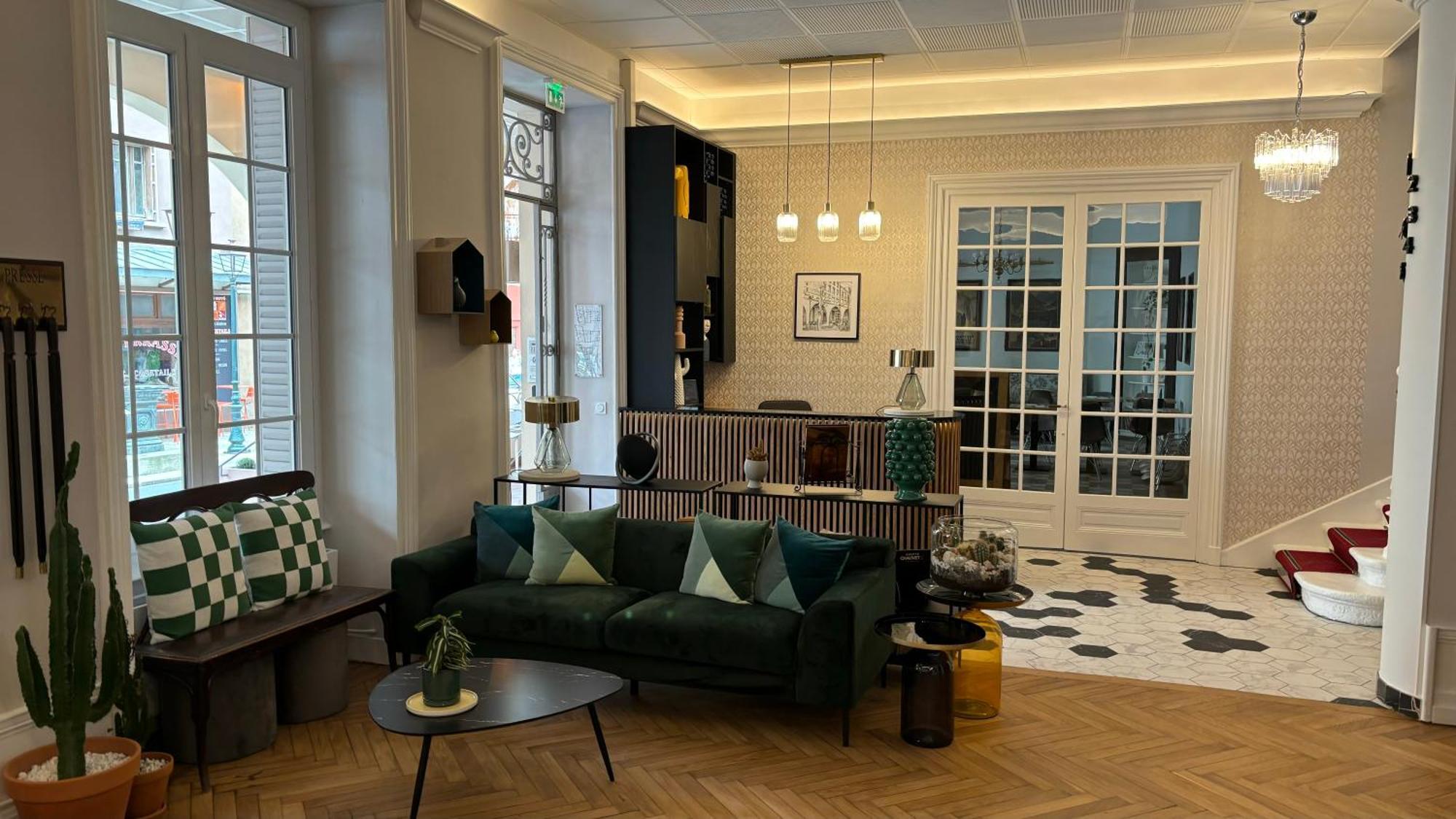 Logis Hotel Restaurant Grand Hotel De Lyon Vals-les-Bains Bagian luar foto