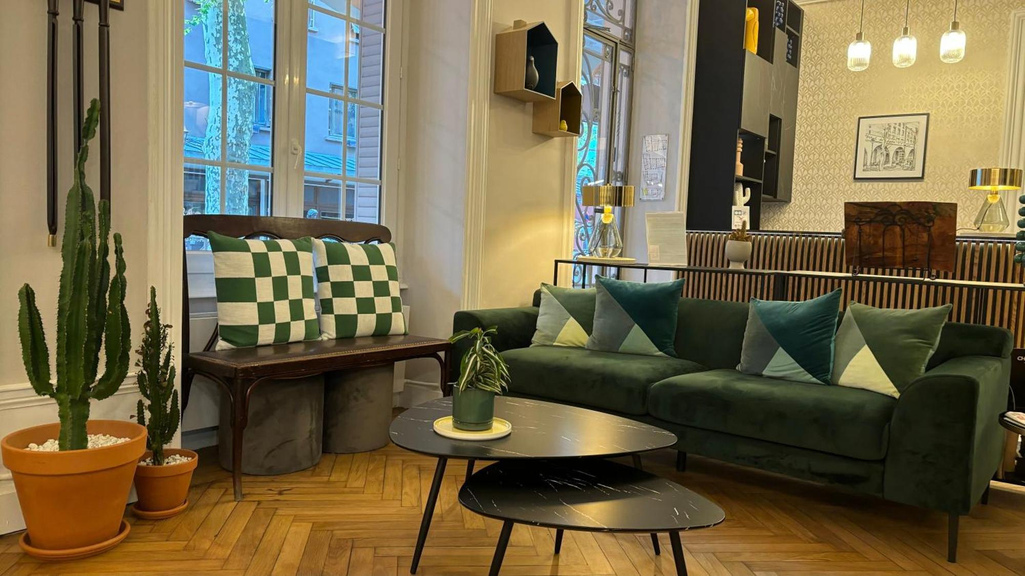Logis Hotel Restaurant Grand Hotel De Lyon Vals-les-Bains Bagian luar foto