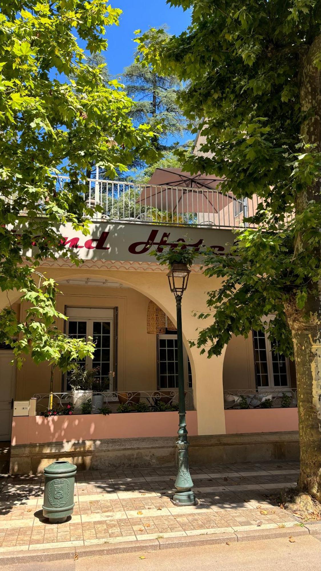 Logis Hotel Restaurant Grand Hotel De Lyon Vals-les-Bains Bagian luar foto