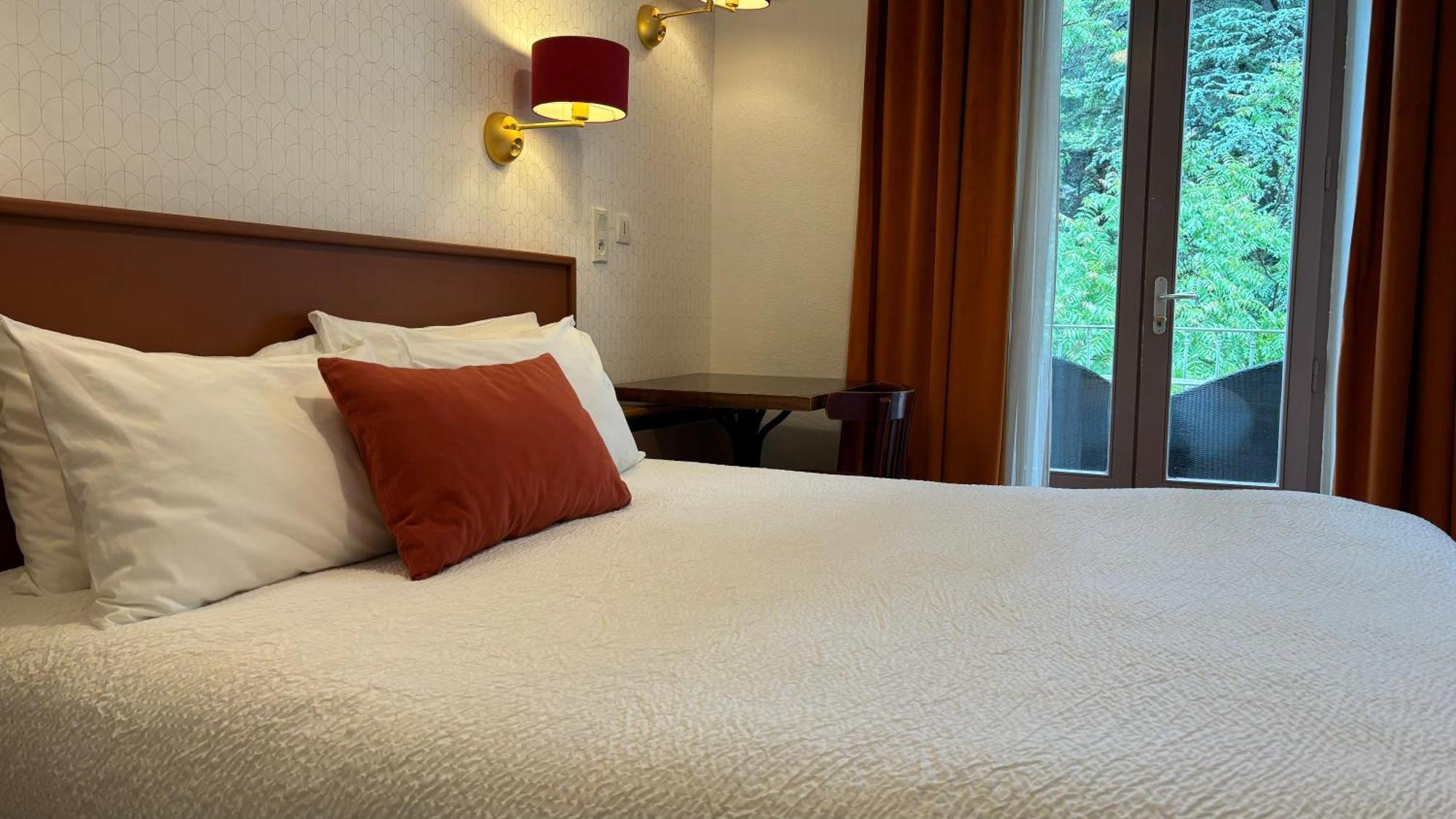 Logis Hotel Restaurant Grand Hotel De Lyon Vals-les-Bains Bagian luar foto