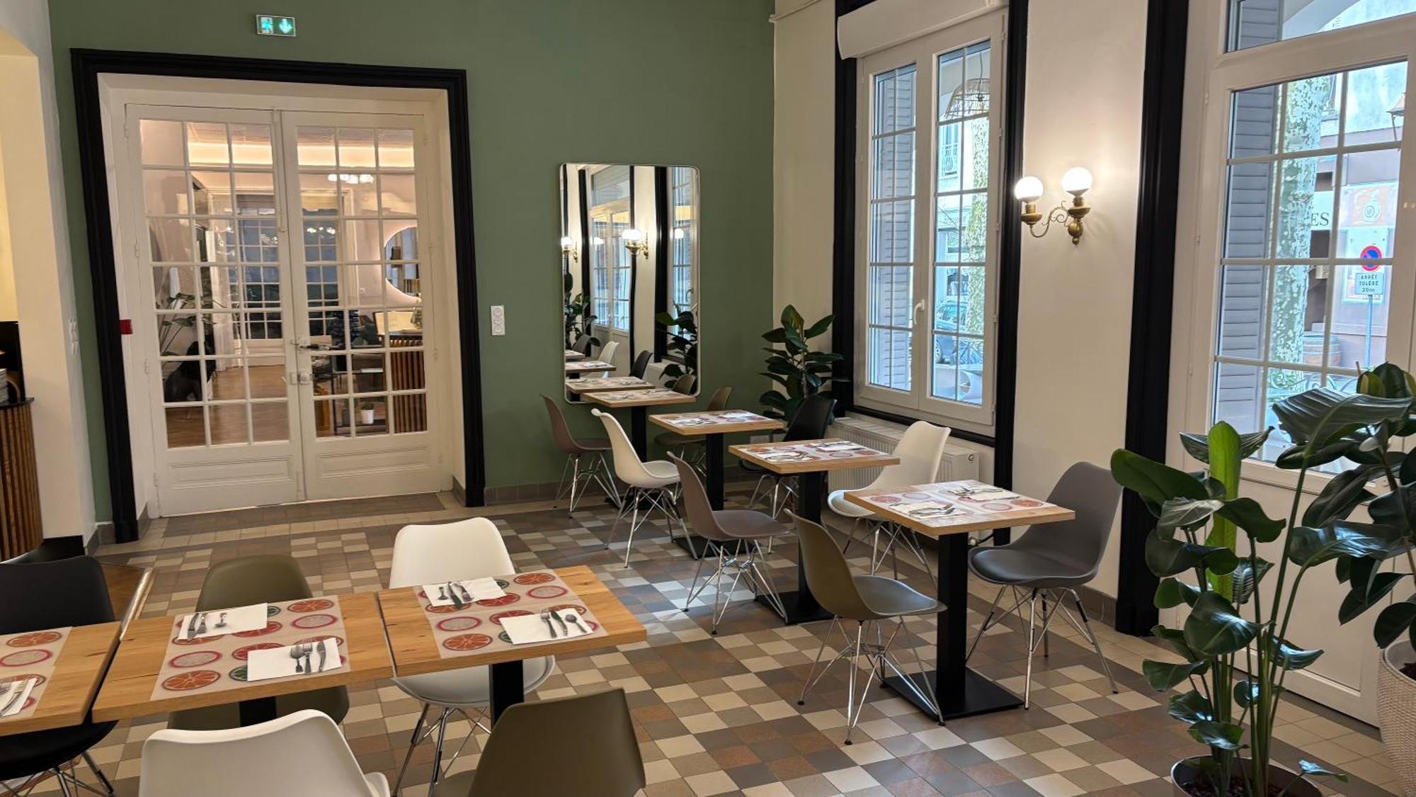 Logis Hotel Restaurant Grand Hotel De Lyon Vals-les-Bains Bagian luar foto