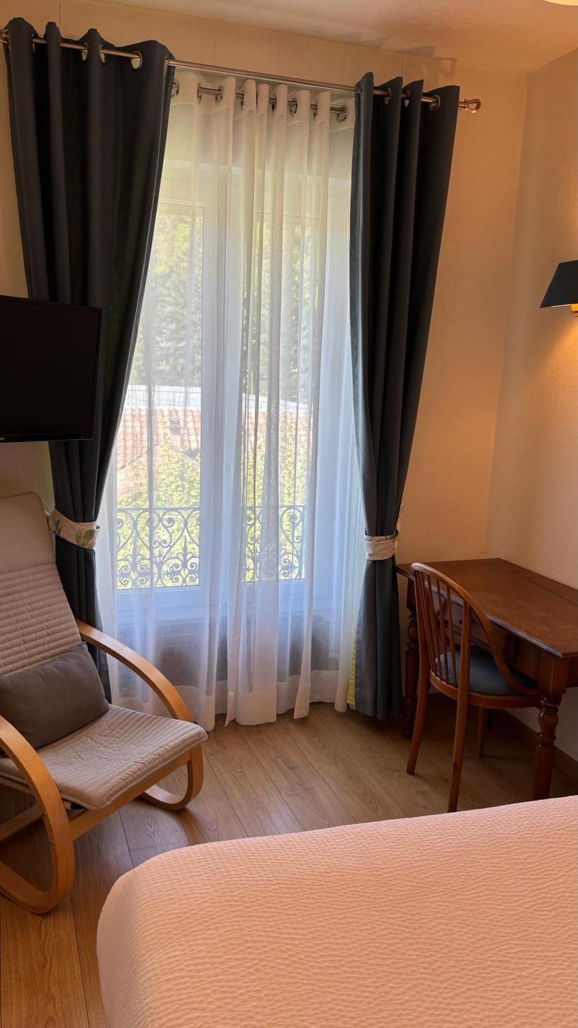Logis Hotel Restaurant Grand Hotel De Lyon Vals-les-Bains Bagian luar foto