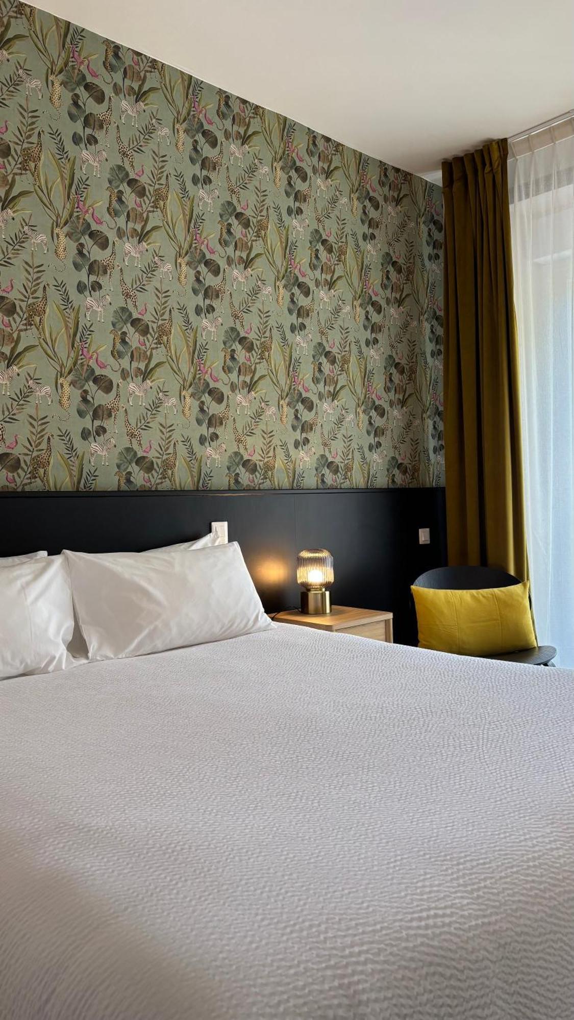 Logis Hotel Restaurant Grand Hotel De Lyon Vals-les-Bains Bagian luar foto