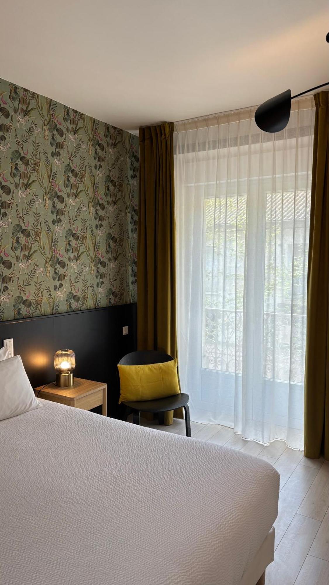 Logis Hotel Restaurant Grand Hotel De Lyon Vals-les-Bains Bagian luar foto